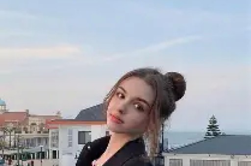 时隔10个月26岁女星回应蹲曾志伟双腿之间曾志伟真的被错骂了